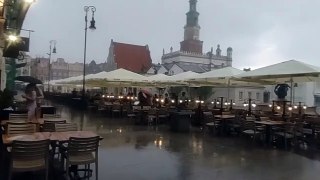 Ulewa na Starym Rynku w Poznaniu