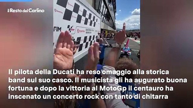 Bagnaia, festa rock al Mugello con l'omaggio ai Kiss. E il bassista del gruppo ringrazia il campione