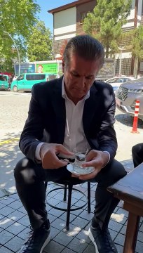 CHP'li Sarıgül, çay fiyatlarına sıcak suyu çay niyetine karıştırarak tepki gösterdi