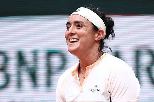 التونسية أنس جابر تُزيح تاوسون وتضرب موعداً مع غوف في ربع نهائي رولان غاروس