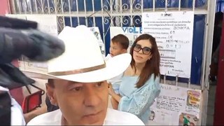 El gobernador Alfonso Durazo acudió a votar en la colonia Loma Linda