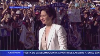 Saludo de Ayuso con los jugadores del Real Madrid a la llegada a la Comunidad