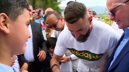 شاهد: نجم كرة القدم العالمي كريم بنزيما يزور مسقط رأس والديه في الجزائر