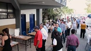 Mexicanos abarrotan las casillas en jornada electoral histórica