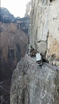 Cette route de montagne est vertigineuse