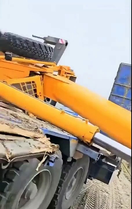 Ce grutier allume sa clope alors que sa grue vient de tomber