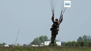 In Normandia un lancio di massa con il paracadute dà il via alle commemorazioni del D-Day