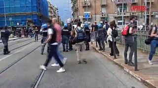 Torino, il corteo anarchico sfila per le strade della città