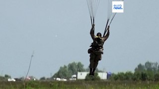Salto de paraquedas sobre a Normandia inicia comemorações do Dia D