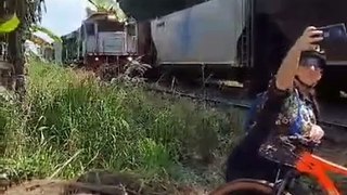 ¿Imprudencia? Así fue como un tren atropelló a una ciclista que se hacía una selfie 