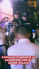 Carvajal posa con la Champions junto a su padre policía