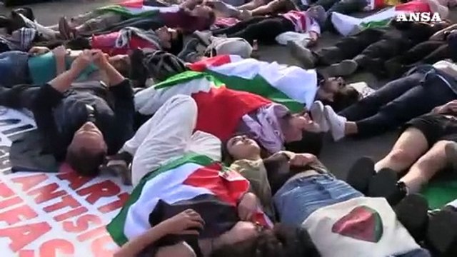 MO, centinaia di morti davanti a La Sapienza: il flash mob per ricordare le vittime di Gaza