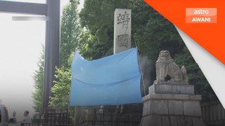 Perkataan 'tandas' dilakar di tiang batu kuil Jepun