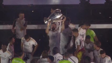 Real Madrid lift UCL trophy in front of fans at the Bernabéu