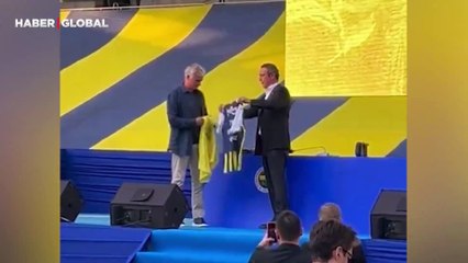Bir anda sahneye atladı Mourinho'ya sarıldı