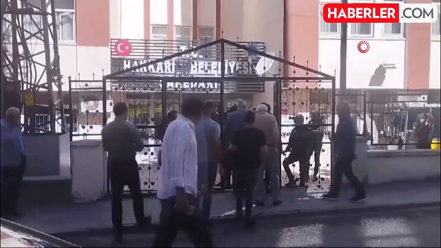 Hakkari Belediyesi Eş Başkanı Mehmet Akış, Van'da gözaltına alındı! Polis belediyede arama yapıyor