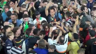 Venezia, Vanoli travolto dai tifosi dopo la promozione in Serie A