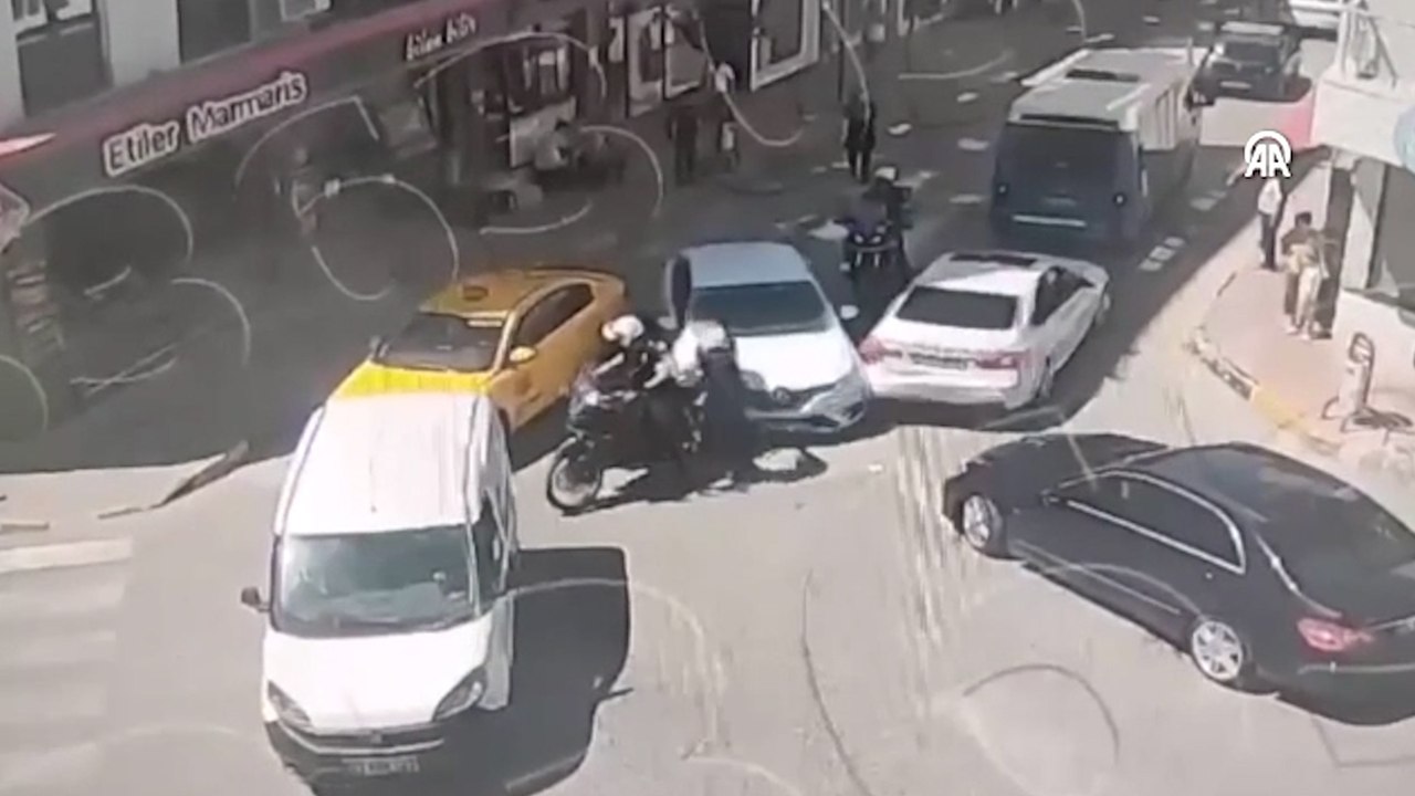 Sürücüsü "dur" ihtarına uymayan aracın çarptığı polis yaralandı