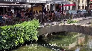 L'Isle-sur-la-Sorgue, la « Venise provençale »☀️✨  Que faire lors d'une journée à L'Isle-sur-la-Sorgue :   Visitez le marché de l'Isle-sur-la-Sorgue le dimanche   Parcourez les antiquaires ! Le seul endroit en France où vous trouverez le plus d'antiqu
