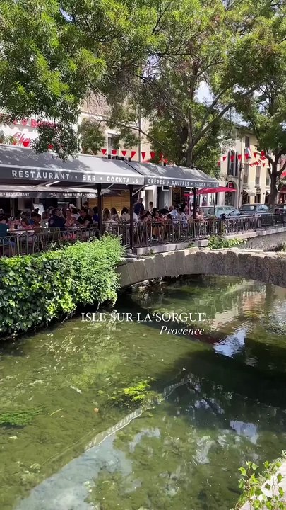 L'Isle-sur-la-Sorgue, la « Venise provençale »☀️✨  Que faire lors d'une journée à L'Isle-sur-la-Sorgue :   Visitez le marché de l'Isle-sur-la-Sorgue le dimanche   Parcourez les antiquaires ! Le seul endroit en France où vous trouverez le plus d'antiqu