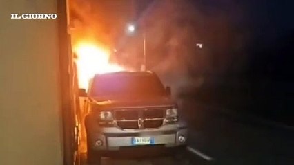 Attentato incendiario contro la giornalista Luisa Biella: il video dell'auto in fiamme