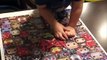 Un enfant pose la dernière pièce du puzzle
