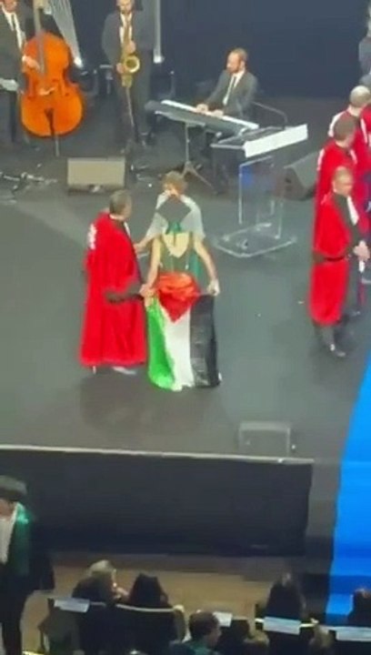 Lors de la remise des diplômes de l’école de commerce ESSEC, une étudiante est restée sur l’estrade de la salle Pleyel avec le drapeau palestinien provoquant des huées dans la salle - Regardez