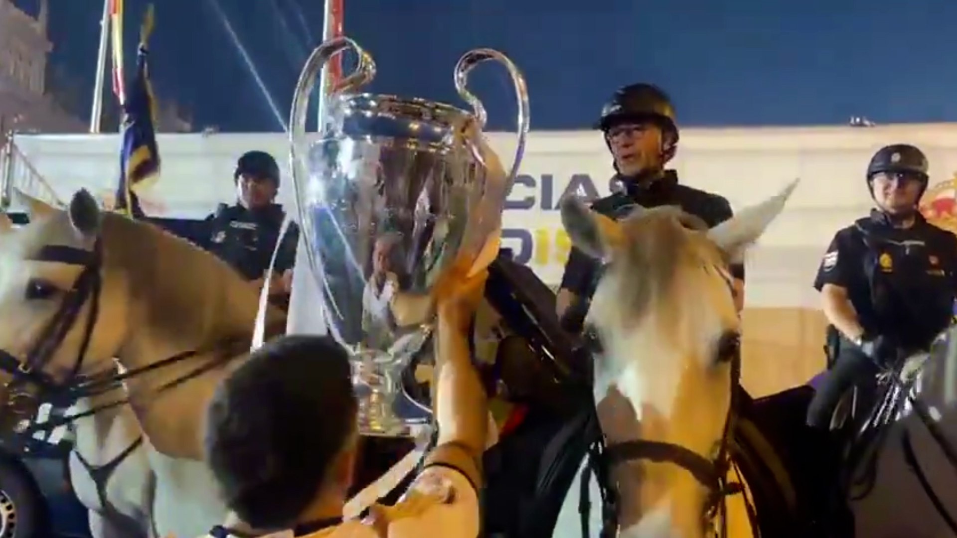 Momento viral de Carvajal con la Polica durante la celebracin de la decimoquinta Champions del Real Madrid