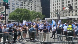ABD’de 'İsrail Günü' yürüyüşüne 60 bin kişi katıldı... İsrail karşıtı Yahudiler ise karşıt gösteri düzenledi