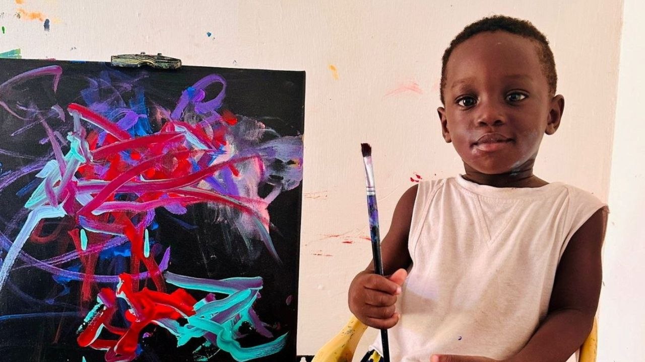 Lernen sie den picasso in pint-größe kennen, der im alter von nur sechs monaten einen pinsel in die hand nahm
