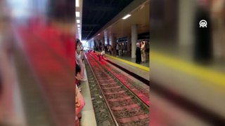 İki metro hattında arıza yaşandı