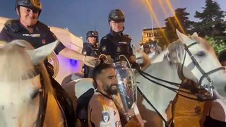 El padre de Dani Carvajal escolta a caballo el autobús de su hijo durante la fiesta de la Decimoquinta