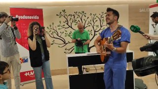 Trabajador del Hospital Virgen Macarena canta a una familia de donante por el Día Nacional del Donante de Órganos y Tejidos