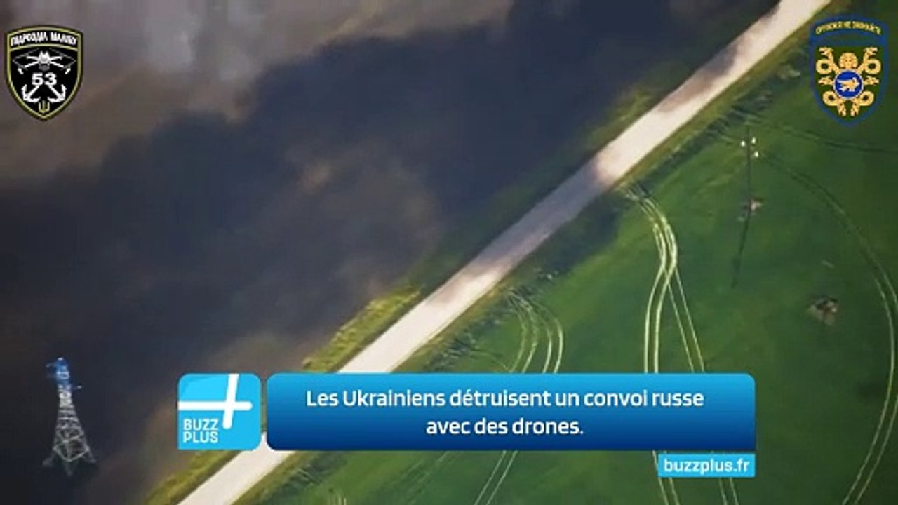 Les Ukrainiens détruisent un convoi russe avec des drones.