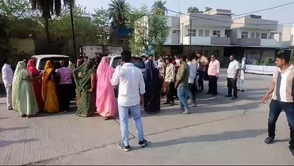 महिला बैंककर्मी की मौत पर हंगामा