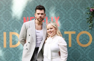 Luke Newton e Nicola Coughlan revelam apoio mútuo em momentos delicados de ‘Bridgerton’