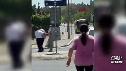 Trafikte yol verme kavgası: Tekmeler, yumruklar havada uçuştu!