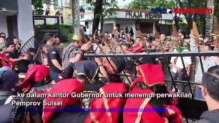 Massa Rusak Pagar dan Terobos Kantor Gubernur Sulsel saat Unjuk Rasa Tolak THM