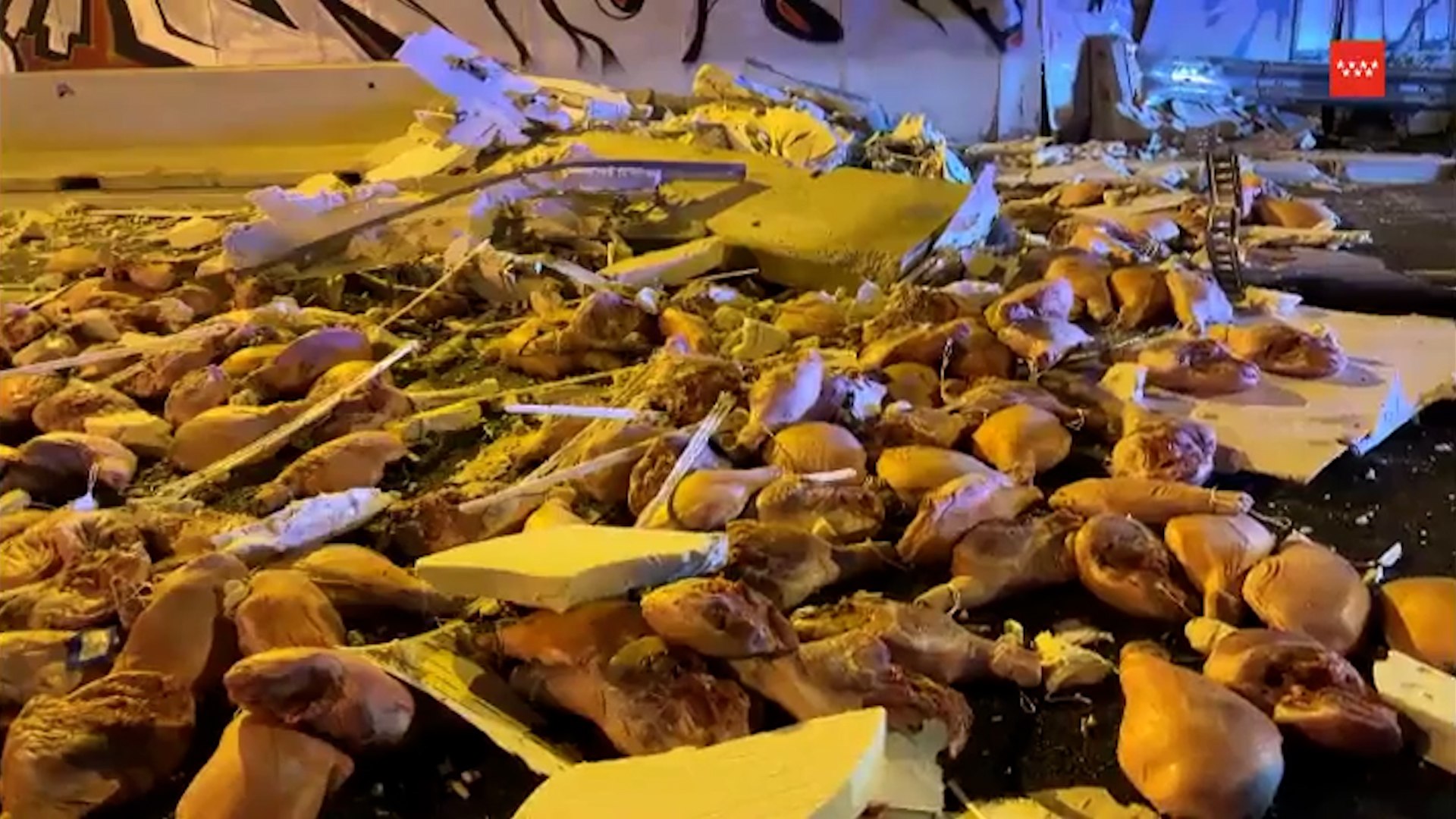 Un camin vuelca en Madrid esparciendo 30 toneladas de jamones por la carretera