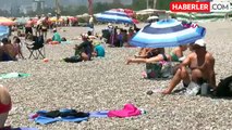 Antalya'da Sıcaktan Bunalan Turistler Konyaaltı Sahili'ne Akın Etti