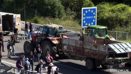 Ue, agricoltori francesi e spagnoli bloccano la frontiera sui Pirenei