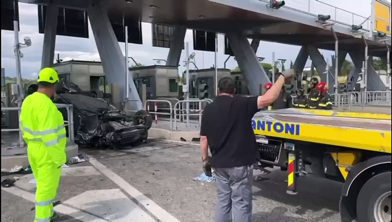Incidente al casello di Rosignano, tre morti: il video dell'auto che piomba sui mezzi in coda