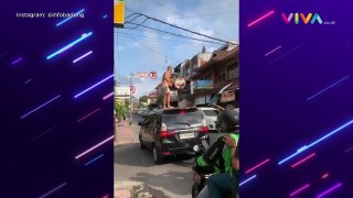 HEBOH! Bule Ngamuk Naik Kap Mobil di Bali, Ternyata..