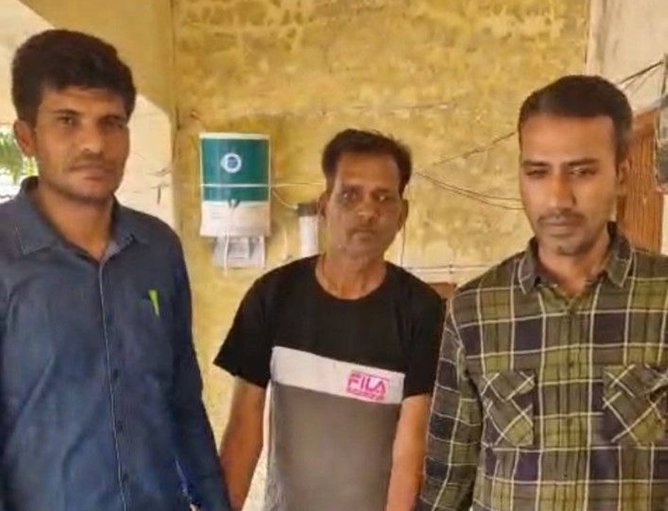 पटवारी 4 हजार रुपए रिश्वत लेते रंगे हाथों गिरफ्...