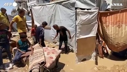 Gaza, le fogne allagano le tende degli sfollati a Khan Yunis