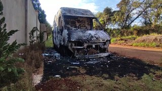 Van é encontrada incendiada na Rua Lagoa da Mangabeira, no Lago Azul