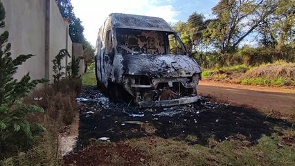 Van é encontrada incendiada na Rua Lagoa da Mangabeira, no Lago Azul