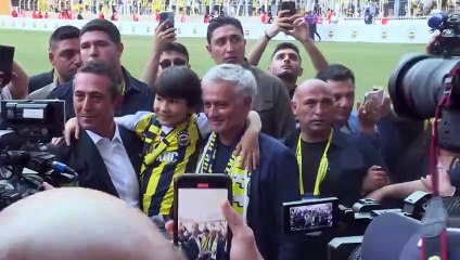 Football: José Mourinho accueilli en popstar au Fenerbahçe