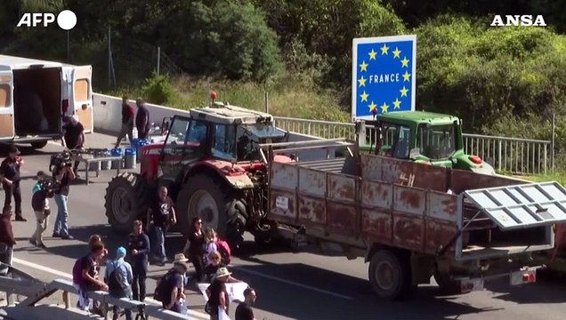 Torna la protesta degli agricoltori, bloccata la frontiera tra Spagna e Francia