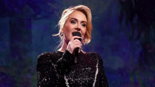 GALA VIDEO - Adele en colère, elle dézingue un fan en plein concert à Las Vegas : “Boucle-là, OK ?”